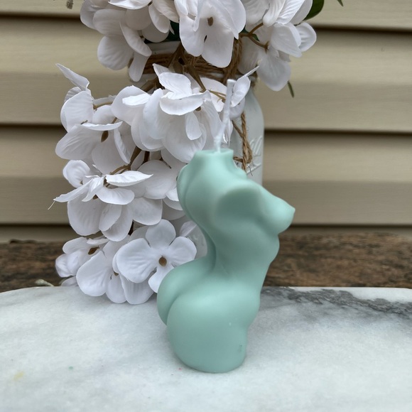 Hand Poured Soy Wax Candle- White Eucalyptus - Picture 2 of 4